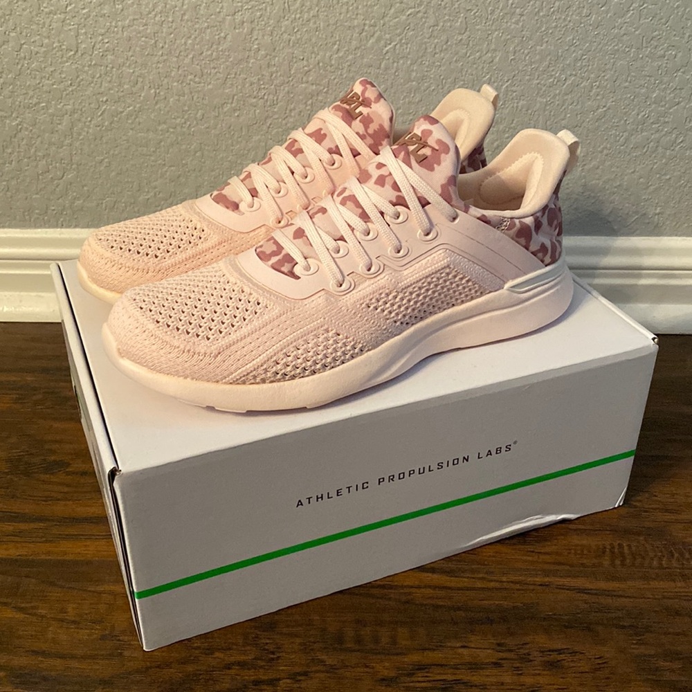 New APL women’s techloom tracer!Light pink/leopard & never been worn. Size 7.5